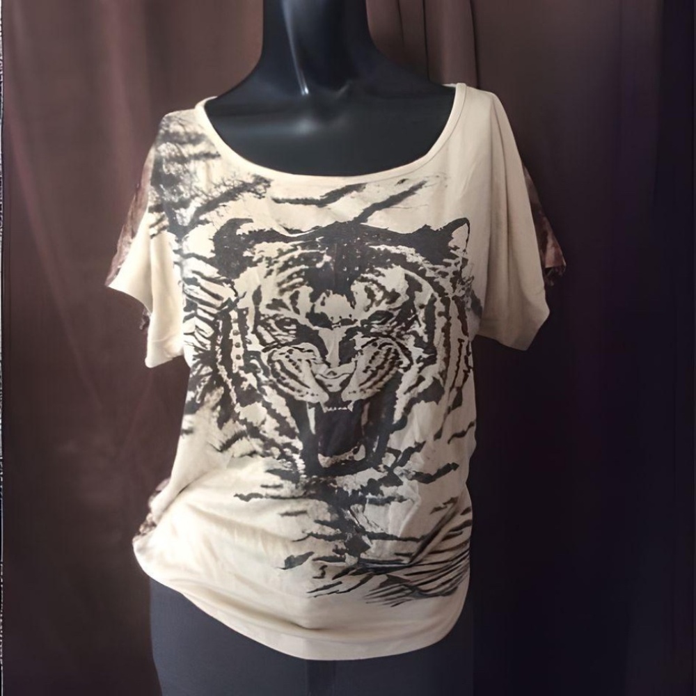 Don't you Dare brand Tiger face & lace back t-shirt- small